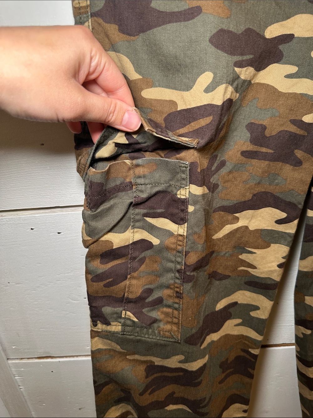 Levi’s 94’ Baggy Camo Cargo Pants - Picture 4 of 11